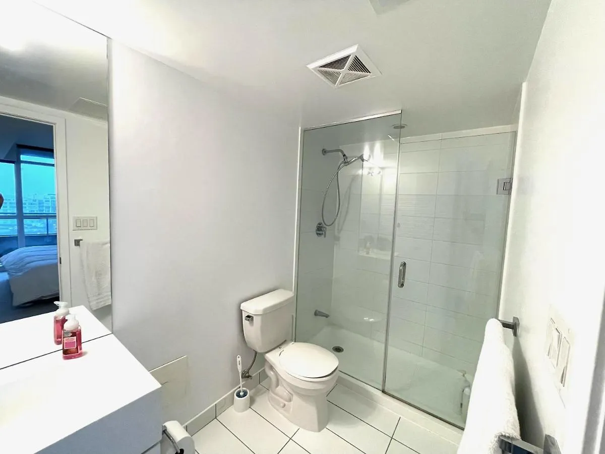 Three-Bedroom Condo With Free Parking Nearby Cn Tower With Lake View Toronto Canada