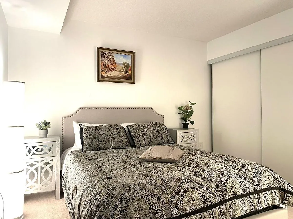 Three-Bedroom Condo With Free Parking Nearby Cn Tower With Lake View Toronto Apartment
