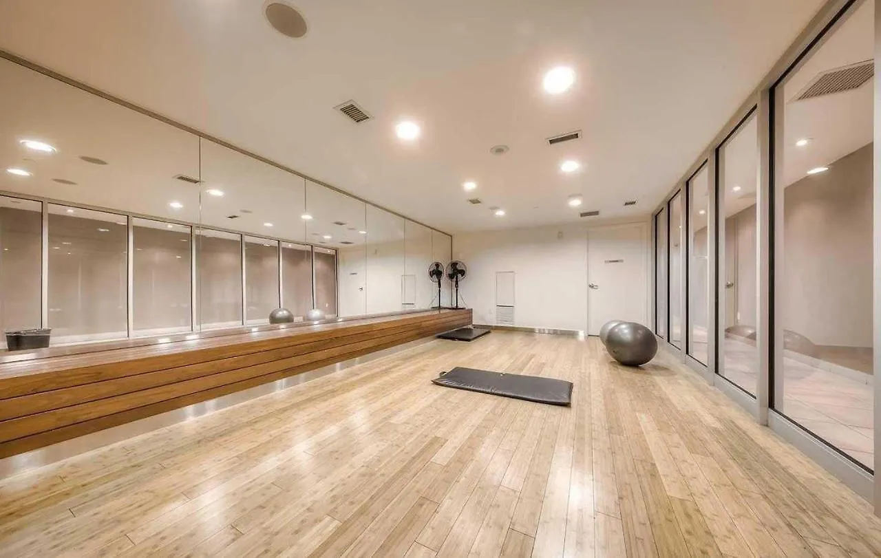 Apartment Three-Bedroom Condo With Free Parking Nearby Cn Tower With Lake View Toronto
