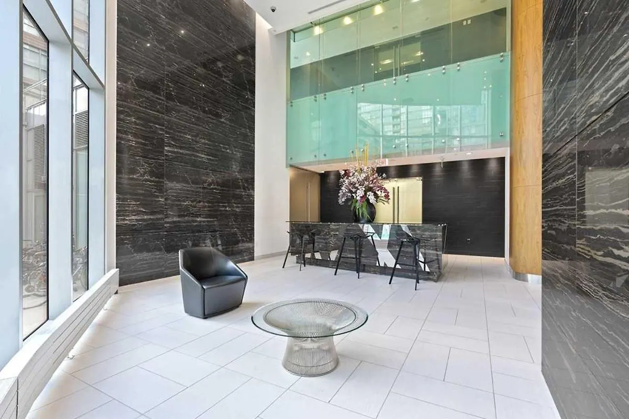 Three-Bedroom Condo With Free Parking Nearby Cn Tower With Lake View Toronto Apartment