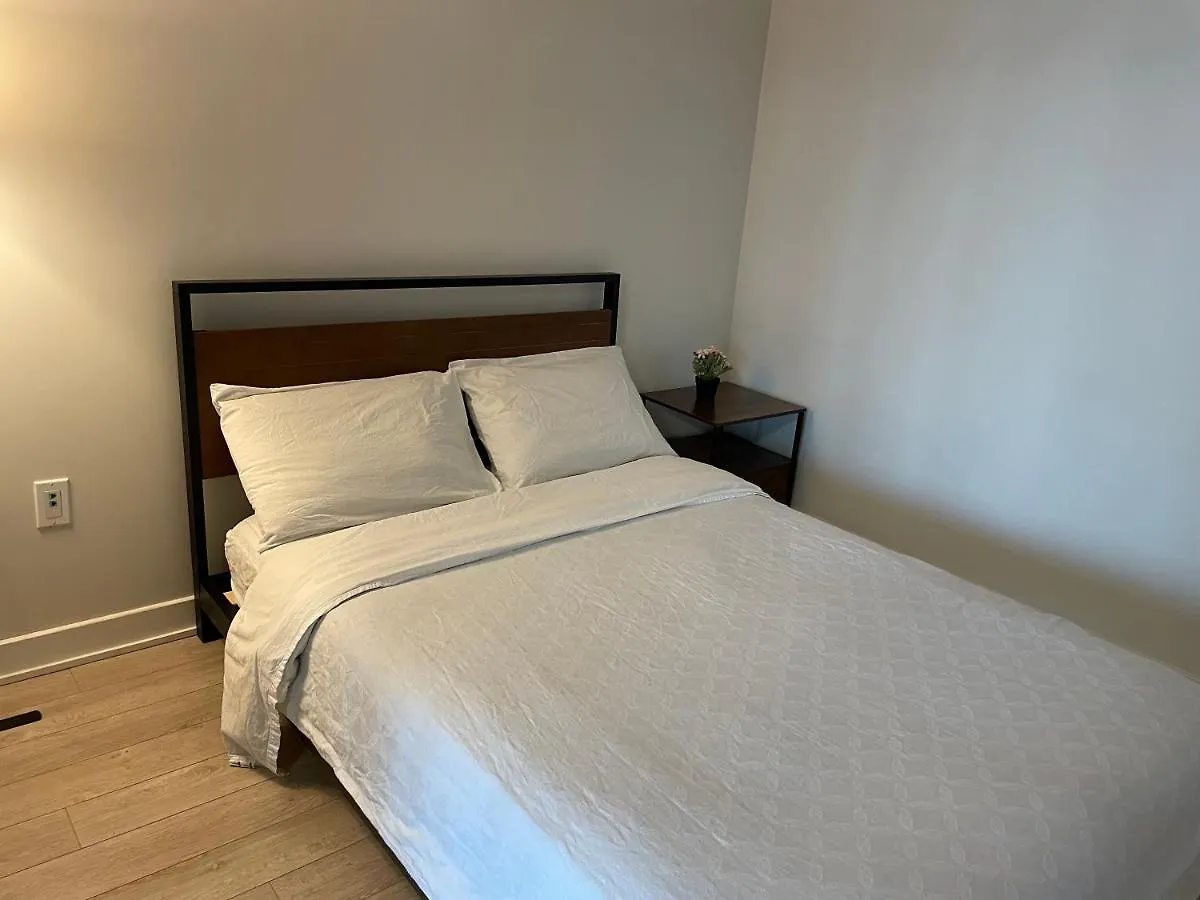 Three-Bedroom Condo With Free Parking Nearby Cn Tower With Lake View Toronto Apartment